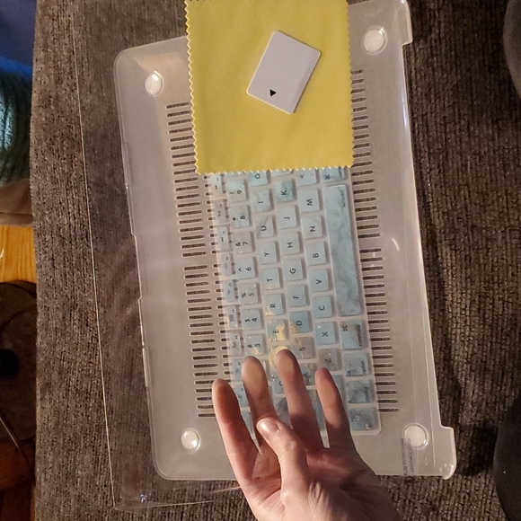 MacBook Case with Accessories - Picture 4 of 5